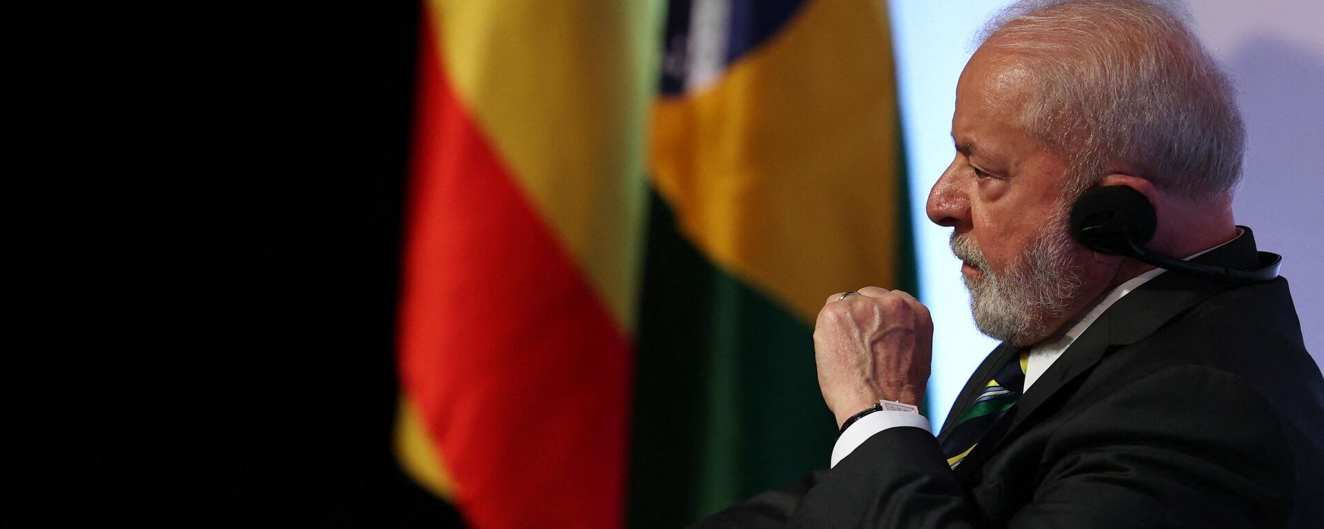 O presidente do Brasil, Luiz Inácio Lula da Silva, participa de uma reunião de negócios Espanha-Brasil na Câmara Espanhola de Comércio em Madri em 25 de abril de 2023 durante sua visita de dois dias à Espanha - Sputnik Brasil, 1920, 25.04.2023