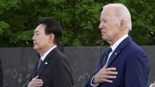 O líder sul-coreano, Yoon Suk-yeol, e o presidente americano, Joe Biden, durante a cerimônia de colocação de grinaldas no Memorial da Guerra da Coreia - Sputnik Brasil