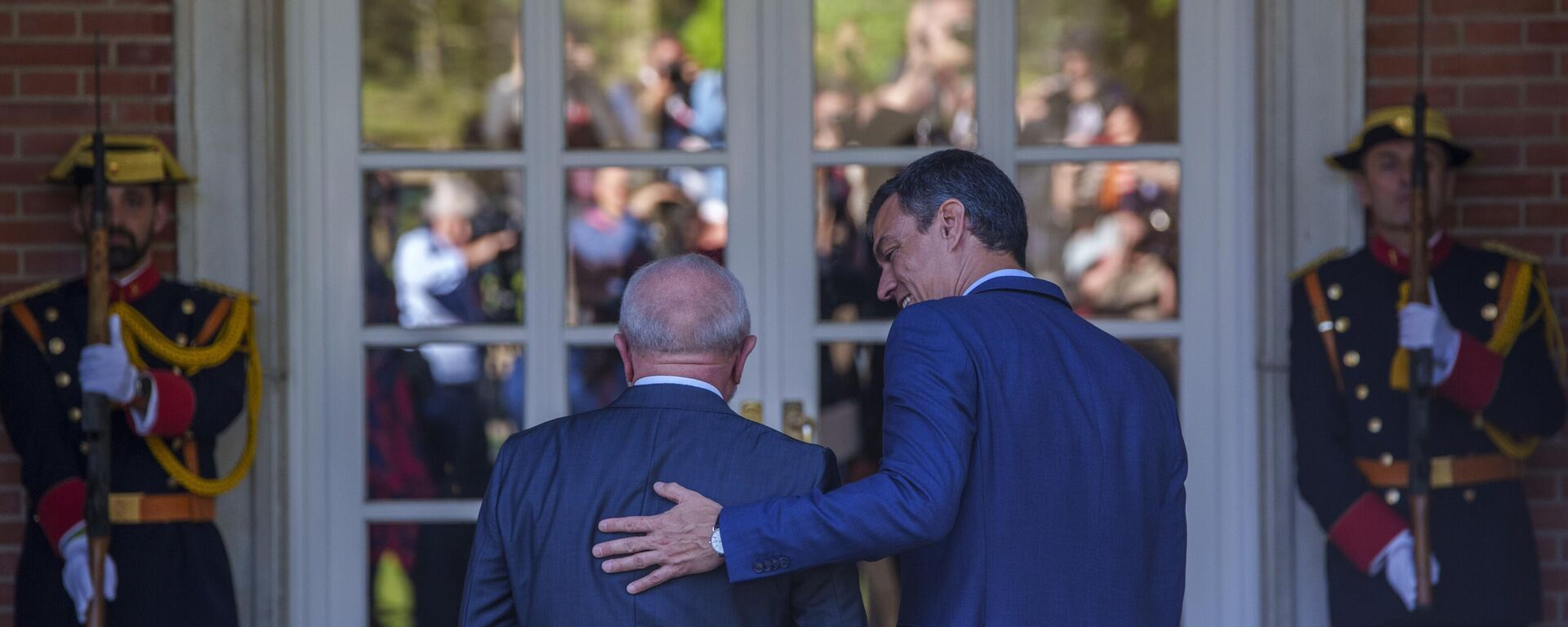 O primeiro-ministro espanhol Pedro Sanchez (D) recebe o presidente brasileiro Luis Inácio Lula da Silva no palácio Moncloa em Madri, Espanha, 26 de abril de 2023 - Sputnik Brasil, 1920, 27.04.2023