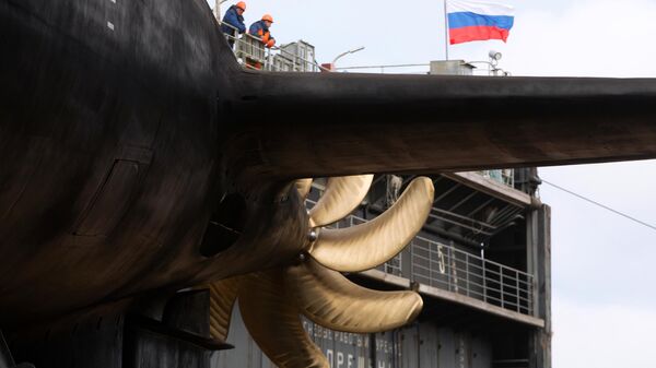 Lançamento na água do submarino russo diesel-elétrico do projeto 636.3, Mozhaisk, na cidade de São Petersburgo - Sputnik Brasil
