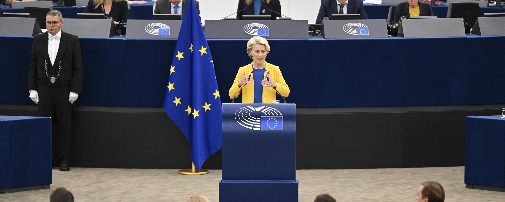 A presidente da Comissão Europeia, Ursula von der Leyen, faz um discurso durante um debate sobre O Estado da União Europeia como parte de uma sessão plenária do Parlamento Europeu em Estrasburgo, leste da França, em 14 de setembro de 2022 - Sputnik Brasil, 1920, 27.04.2023
