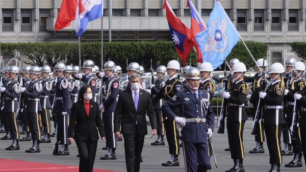A presidente de Taiwan, Tsai Ing-wen, à esquerda, e o presidente do Paraguai, Mario Abdo Benitez, passam por uma guarda de honra na Casa Presidencial em Taipei, Taiwan, 16 de fevereiro de 2023 - Sputnik Brasil