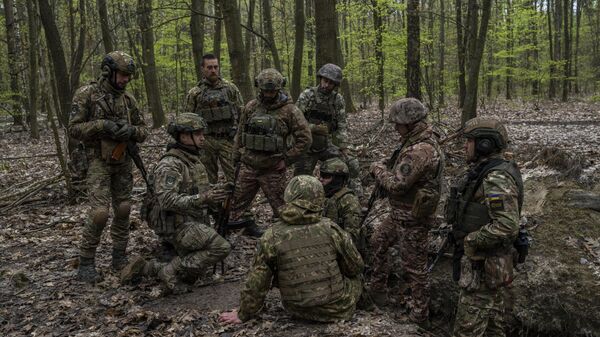 Membros da Guarda Nacional ucraniana participam de um exercício militar na região de Kiev em 27 de abril de 2023. - Sputnik Brasil