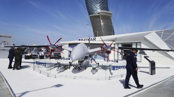 Drone fabricado pela montadora turca Baykar na Exposição e Conferência Internacional de Defesa em Abu Dhabi, Emirados Árabes Unidos, 20 de fevereiro de 2023 - Sputnik Brasil