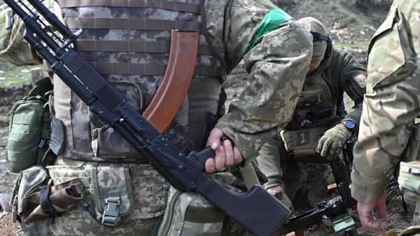 Militares ucranianos participam de um exercício de treinamento na região de Donetsk, 7 de abril de 2023 - Sputnik Brasil