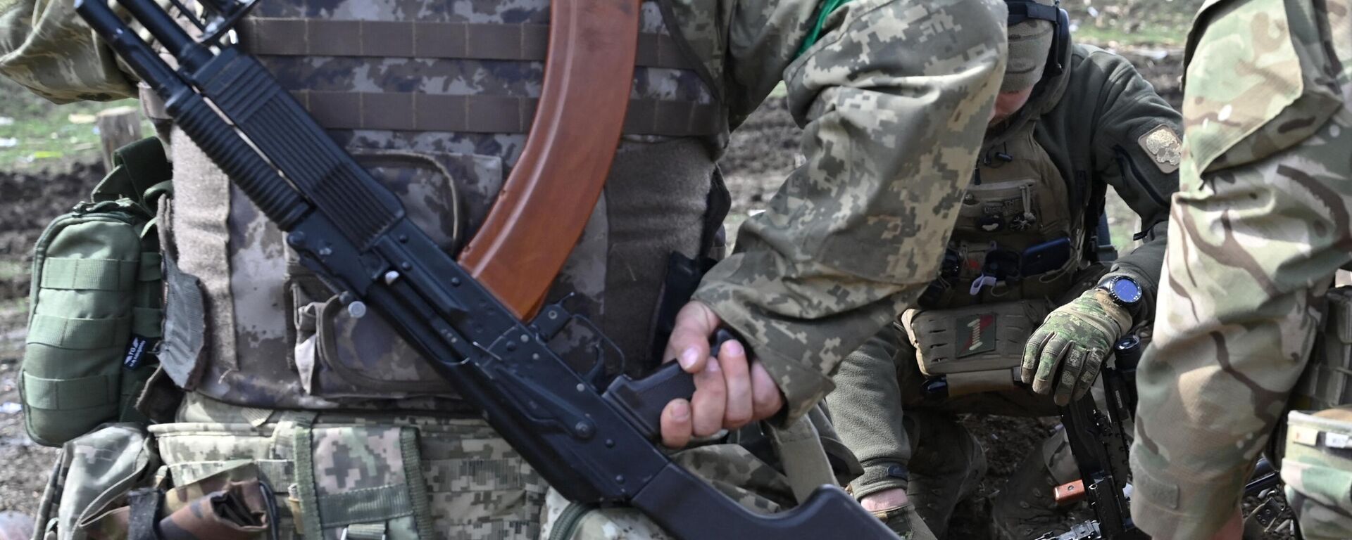 Militares ucranianos participam de um exercício de treinamento na região de Donetsk, 7 de abril de 2023 - Sputnik Brasil, 1920, 30.04.2023
