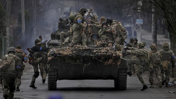 Militares ucranianos em Bucha, Ucrânia - Sputnik Brasil