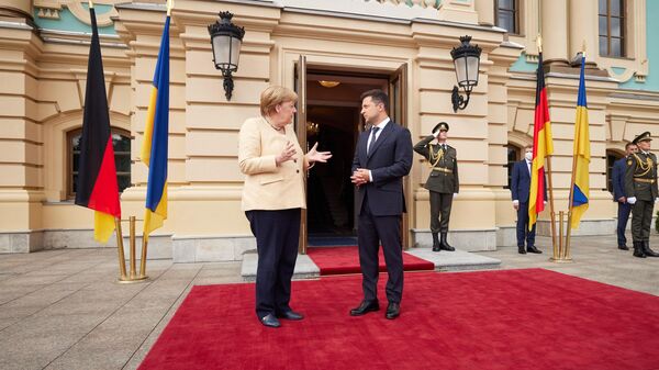 Angela Merkel, chanceler da Alemanha (à esquerda) conversa com Vladimir Zelensky, presidente da Ucrânia, durante cerimônia de boas-vindas antes da reunião no Palácio Mariinsky, Kiev, Ucrânia, 22 de agosto de 2021 - Sputnik Brasil