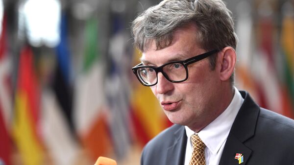 O ministro da Defesa dinamarquês interino, Troels Lund Poulsen, fala com a mídia ao chegar para uma reunião dos ministros das Relações Exteriores e da Defesa da UE no prédio do Conselho Europeu em Bruxelas, 20 de março de 2023 - Sputnik Brasil