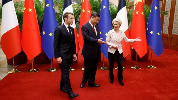 O presidente da China, Xi Jinping, seu colega francês Emmanuel Macron e a presidente da Comissão Europeia, Ursula von de Leyen, se reúnem para uma sessão de trabalho em Pequim em 6 de abril de 2023 - Sputnik Brasil