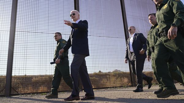 O presidente Joe Biden caminha ao longo de um trecho da fronteira EUA-México em El Paso, no Texas, em 8 de janeiro de 2023 - Sputnik Brasil