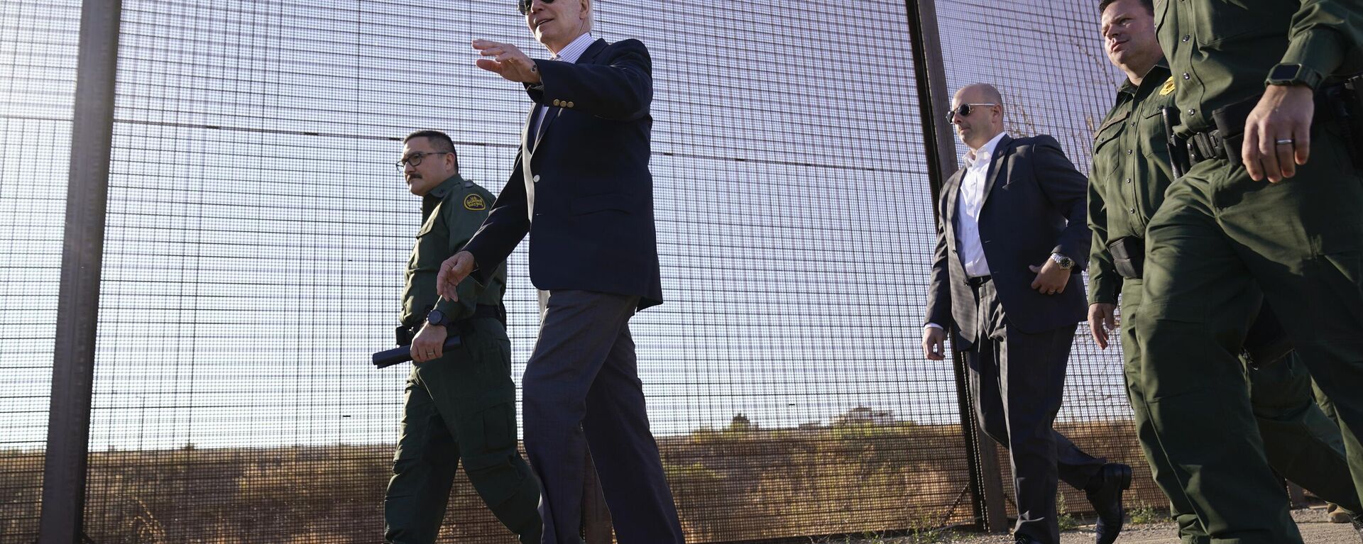 O presidente Joe Biden caminha ao longo de um trecho da fronteira EUA-México em El Paso Texas, 8 de janeiro de 2023 - Sputnik Brasil, 1920, 02.05.2023