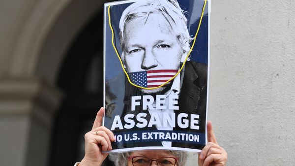 Uma mulher participa de uma manifestação em apoio ao fundador do Wikileaks, Julian Assange, que pode ser extraditado para os EUA em Bruxelas, 23 de abril de 2022 - Sputnik Brasil