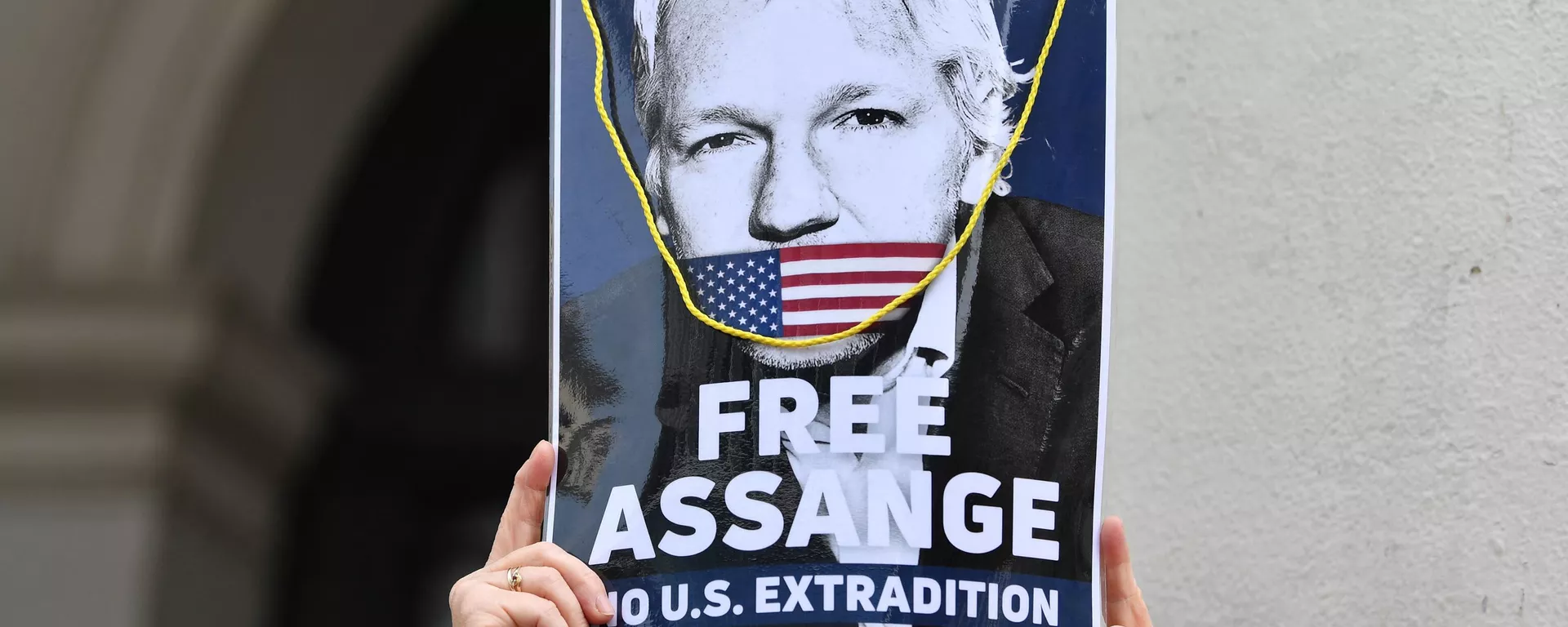 Uma mulher participa de uma manifestação em apoio ao fundador do Wikileaks, Julian Assange, que pode ser extraditado para os EUA em Bruxelas, 23 de abril de 2022 - Sputnik Brasil, 1920, 19.05.2024