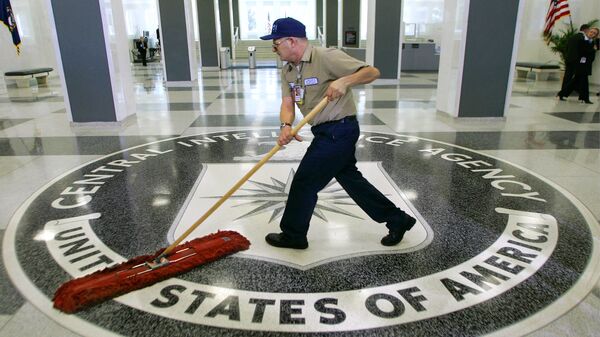 Um empregado limpa o pó do chão na sede da Agência Central de Inteligência (CIA) em Langley, Virgínia, 3 de março de 2005. - Sputnik Brasil