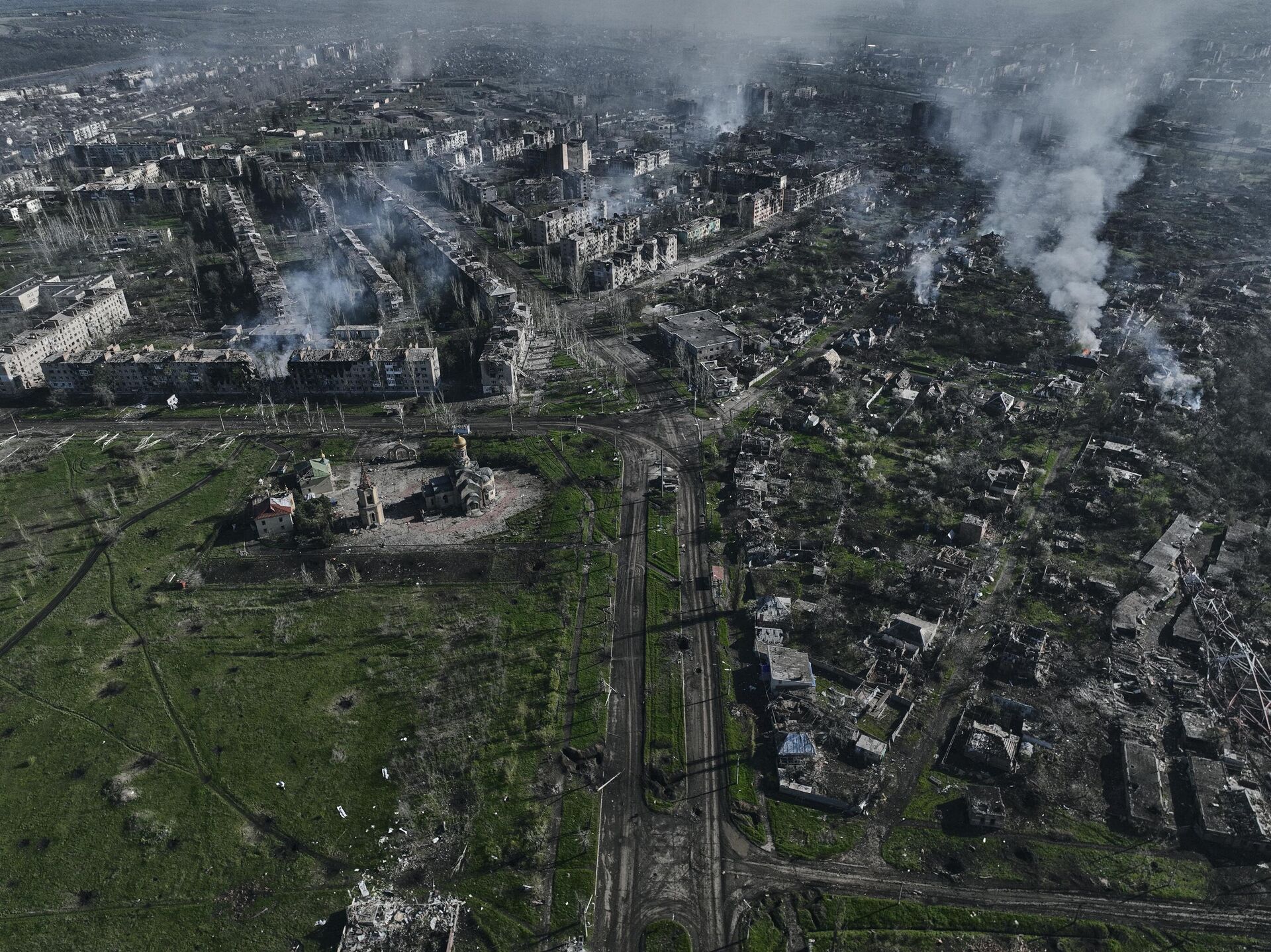 Fumaça sobe de prédios em Artyomovsk (Bakhmut, em ucraniano), local das mais pesadas batalhas entre as tropas da Rússia e da Ucrânia. Região de Donetsk, 26 de abril de 2023 - Sputnik Brasil, 1920, 26.05.2023
