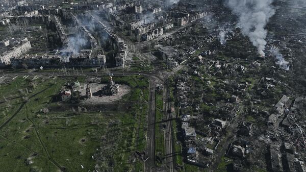 Fumaça sobe de prédios em Artyomovsk (Bakhmut, em ucraniano), local das mais pesadas batalhas entre as tropas da Rússia e da Ucrânia, república de Donetsk, 26 de abril de 2023 - Sputnik Brasil
