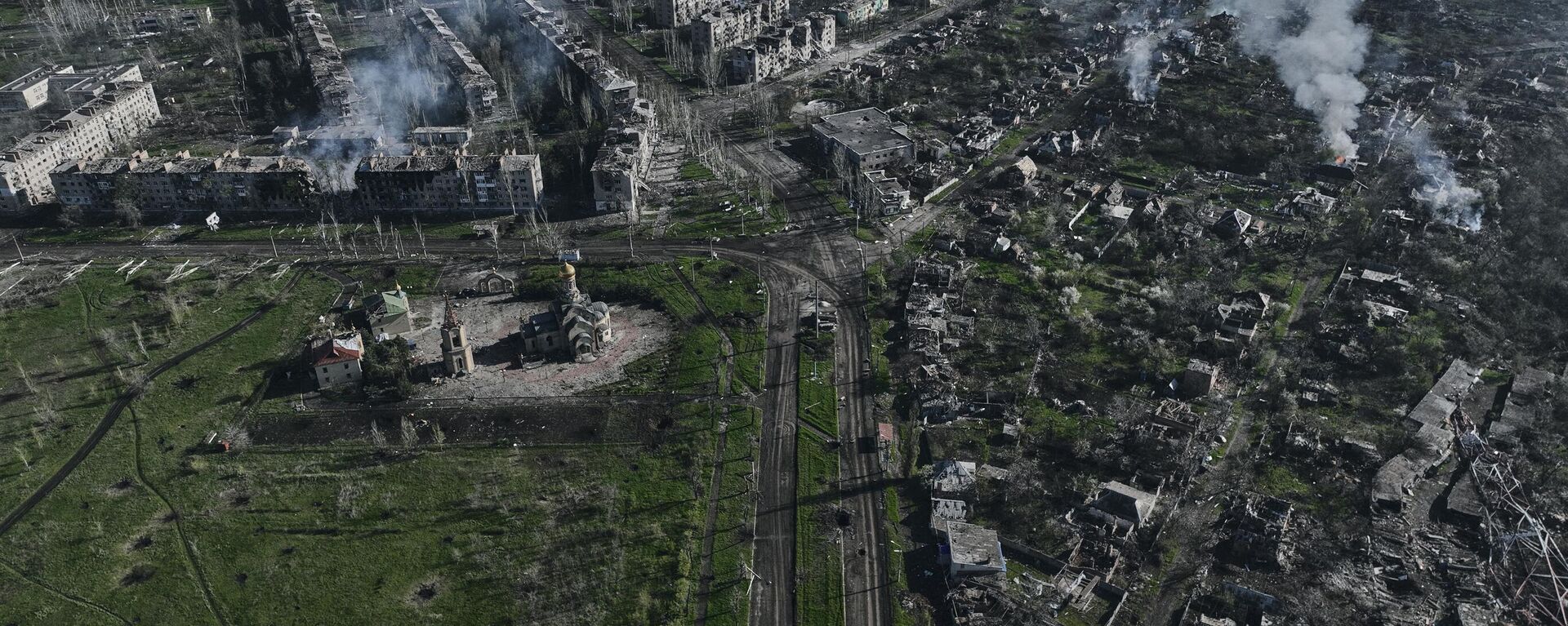 Fumaça sobe de prédios em Artyomovsk (Bakhmut, em ucraniano), local das mais pesadas batalhas entre as tropas da Rússia e da Ucrânia, república de Donetsk, 26 de abril de 2023 - Sputnik Brasil, 1920, 24.05.2024