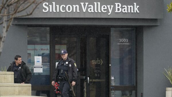 Policiais de Santa Clara saem do Silicon Valley Bank (SVB) em Santa Clara, Califórnia, 10 de março de 2023 - Sputnik Brasil