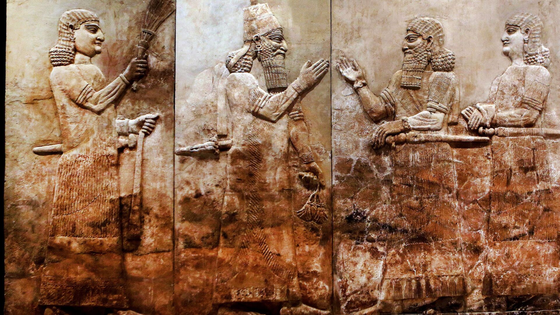 Baixo-relevo exibido no Museu Nacional do Iraque em Bagdá, 15 de setembro de 2014. Baixo-relevo exibido no Museu Nacional do Iraque em Bagdá, 15 de setembro de 2014. - Sputnik Brasil, 1920, 26.07.2024