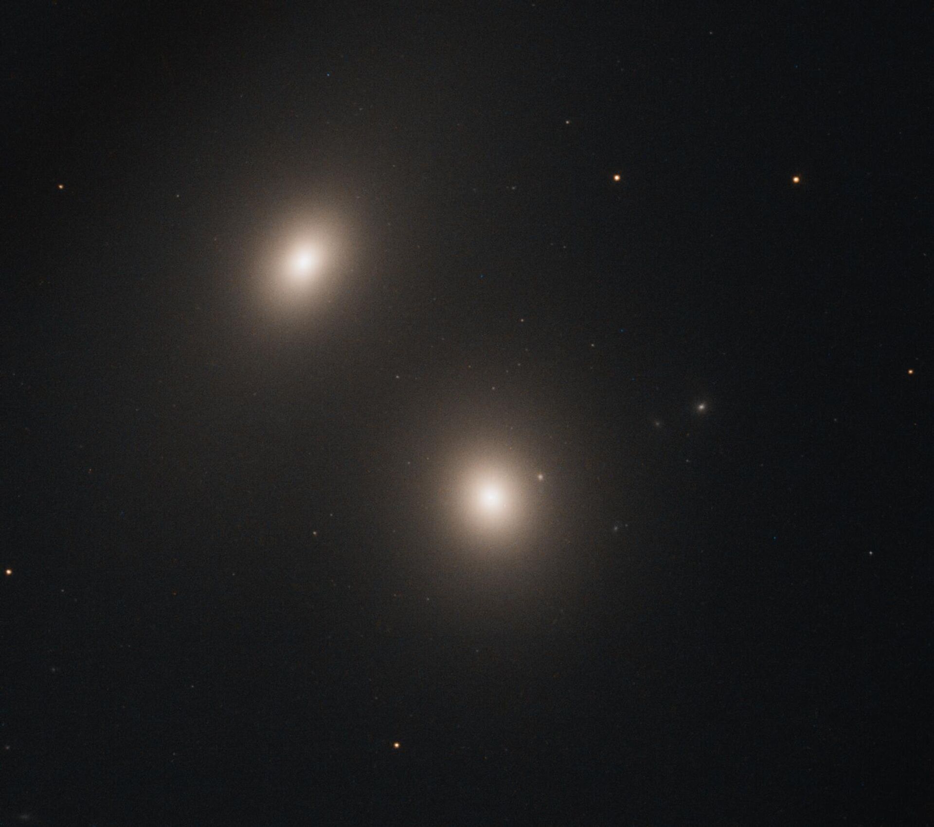 O Telescópio Espacial Hubble da NASA registrou uma imagem revelando a NGC 547, uma galáxia elíptica localizada a aproximadamente 250 milhões de anos-luz da Terra - Sputnik Brasil, 1920, 07.05.2023