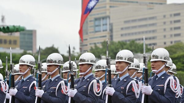 Guardas de honra taiwaneses participam de cerimônia militar de boas-vindas a Aleiandro Falla, presidente da Guatemala (fora da foto), em frente ao gabinete presidencial em Taipé, Taiwan, 25 de abril de 2023 - Sputnik Brasil