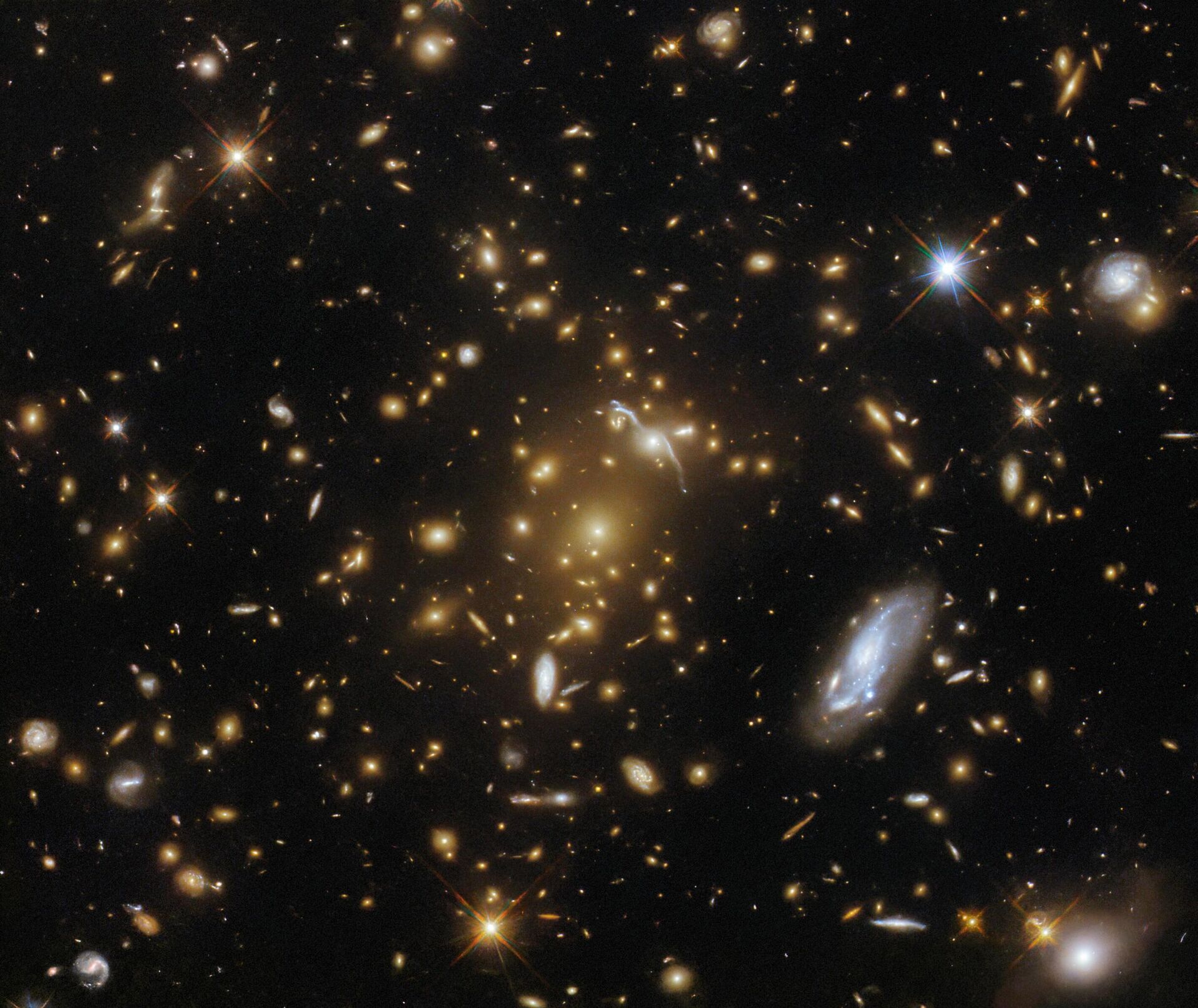 O Telescópio Espacial Hubble registrou uma imagem de um aglomerado de galáxias massivo, o eMACS J1823.1+7822, que fornece informações sobre a distribuição de matéria escura e age como um telescópio natural para observar objetos distantes - Sputnik Brasil, 1920, 08.05.2023