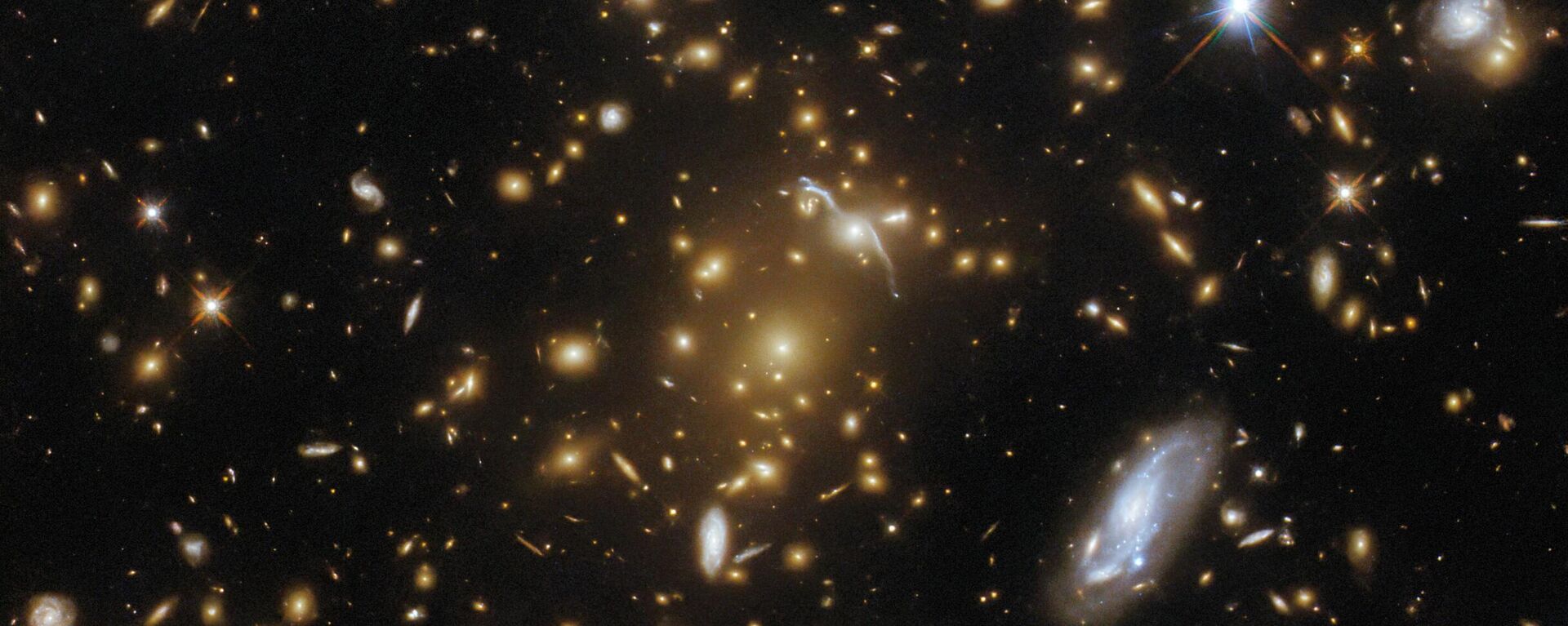 O Telescópio Espacial Hubble registrou uma imagem de um aglomerado de galáxias massivo, o eMACS J1823.1+7822, que fornece informações sobre a distribuição de matéria escura e age como um telescópio natural para observar objetos distantes - Sputnik Brasil, 1920, 09.03.2024