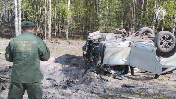 Um funcionário do Comitê de Investigação da Rússia no local da explosão do carro no qual Zakhar Prilepin e sua família estavam viajando na região de Nizhny Novgorod, Rússia. - Sputnik Brasil