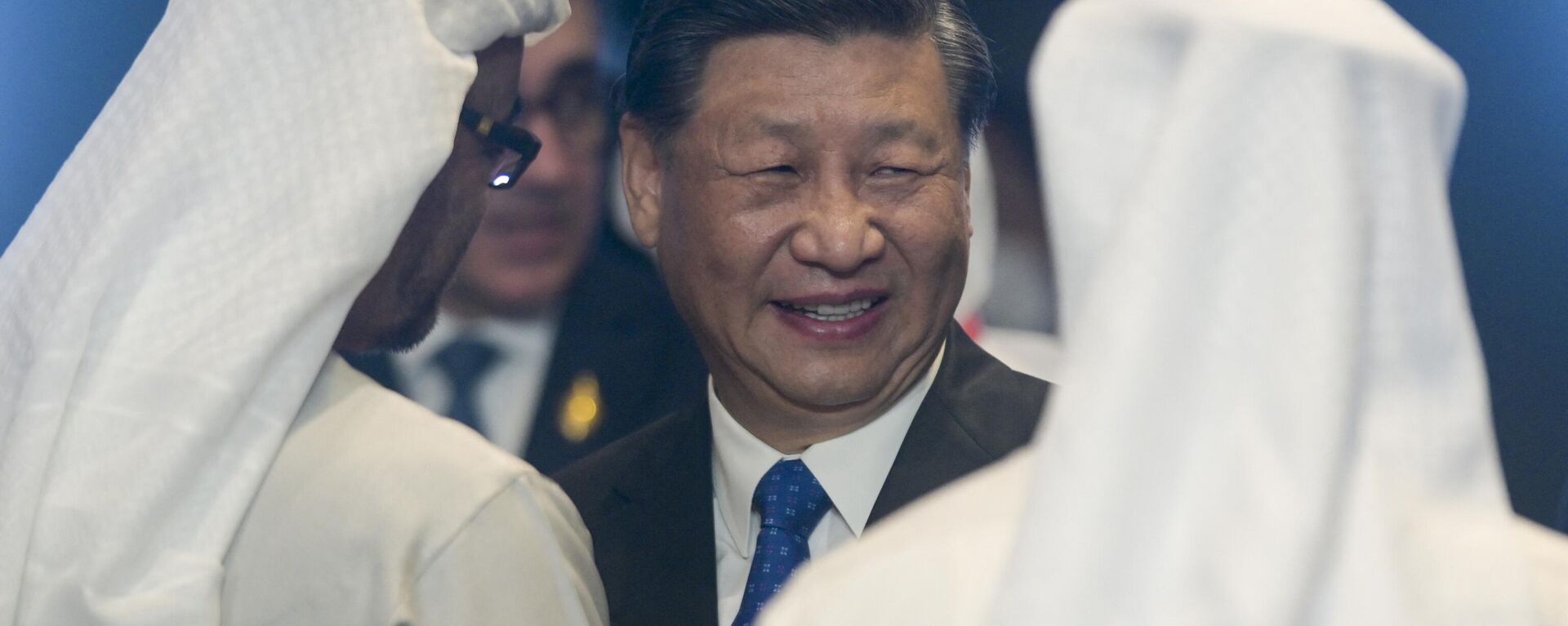 XI Jinping, presidente da China (no centro), fala com altos responsáveis dos Emirados Árabes Unidos na abertura da cúpula do G20 em Bali, Indonésia, 15 de novembro de 2022 - Sputnik Brasil, 1920, 08.05.2023