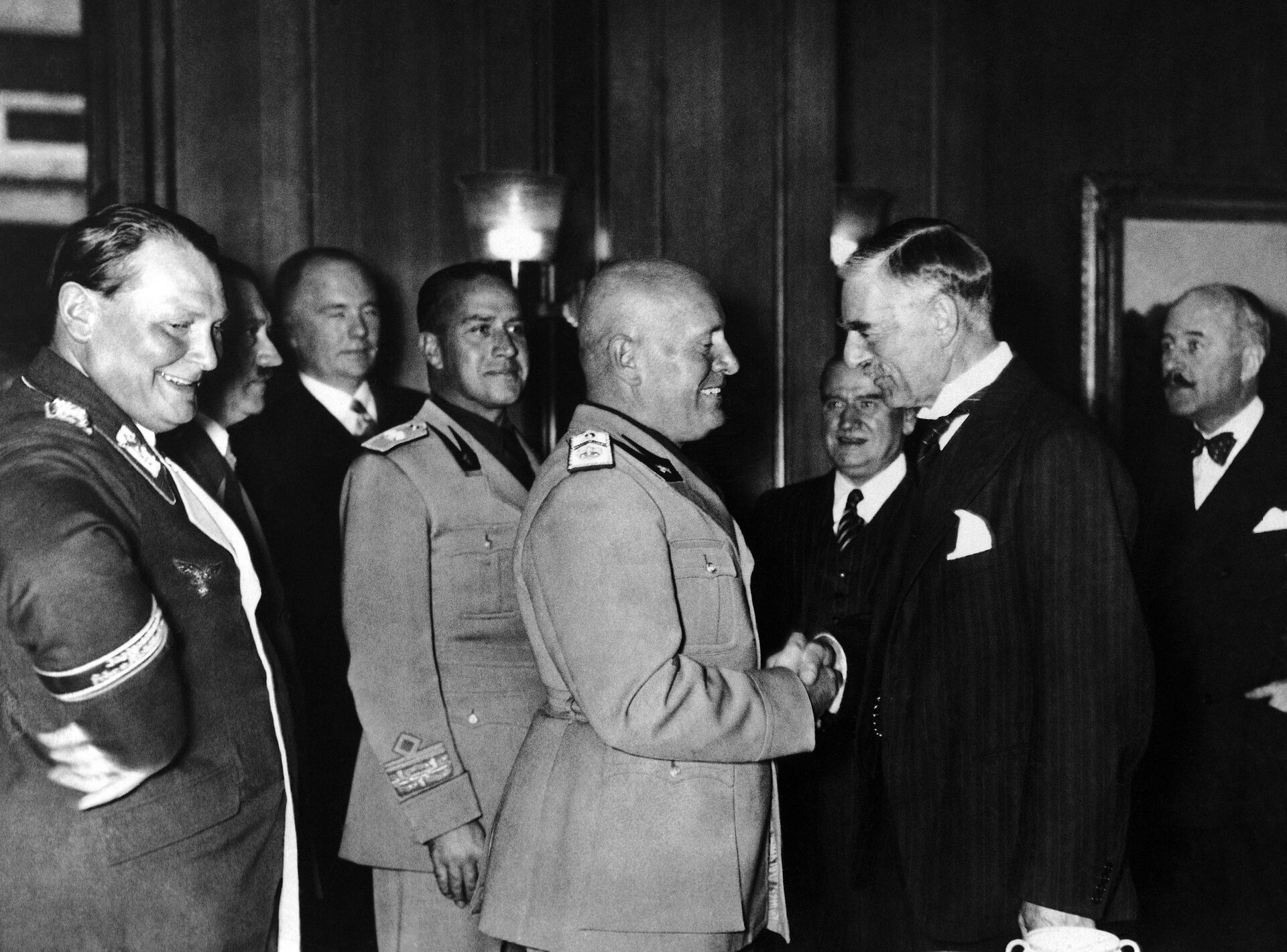 Da esquerda para a direita estão: Reichsmarschall e o presidente do Reichstag Hermann Goering, o ministro das Relações Exteriores da Itália, Conde Ciano, e o líder fascista italiano, Benito Mussolini, cumprimentando o primeiro-ministro da Grã-Bretanha, Neville Chamberlain, durante a Conferência dos Quatro Poderes realizada no outono de 1938 em Munique, Alemanha. Os demais não foram identificados - Sputnik Brasil, 1920, 08.05.2023