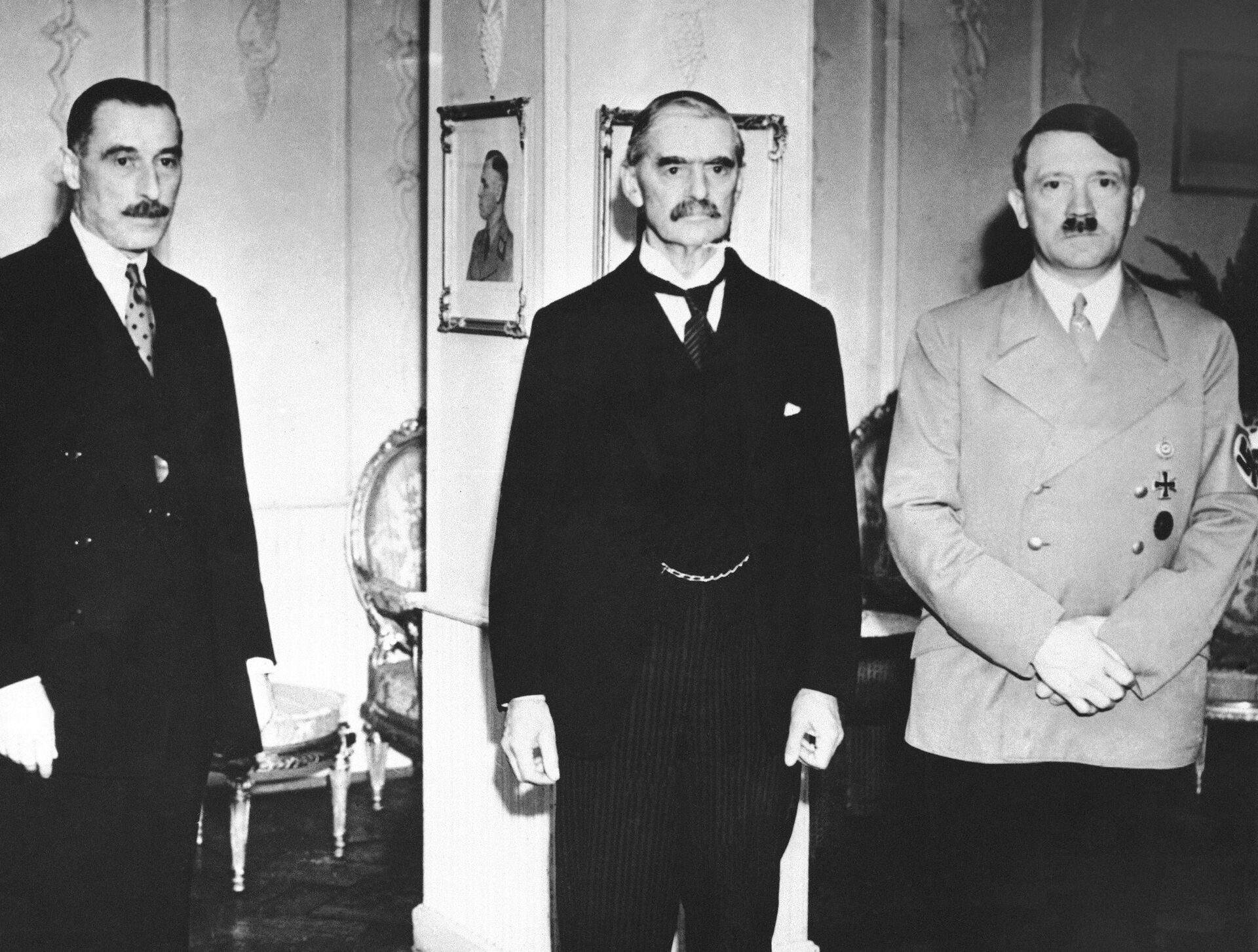 Neville Chamberlain, primeiro-ministro britânico, ao centro, com o Reichsführer Adolf Hitler, à direita, no segundo de seus três encontros dramáticos para resolver a crise europeia na conclusão da conferência de meia-noite de três horas que terminou em desacordo no quarto de hotel de Hitler em Godesberg, Alemanha, por volta de 23 de setembro de 1938 - Sputnik Brasil, 1920, 08.05.2023