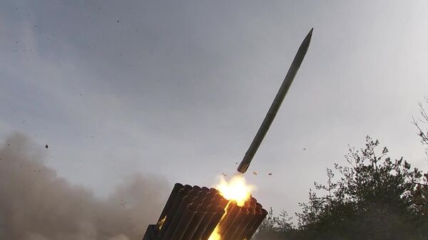 Lançador de foguetes Grad da Rússia em ação durante operação especial - Sputnik Brasil