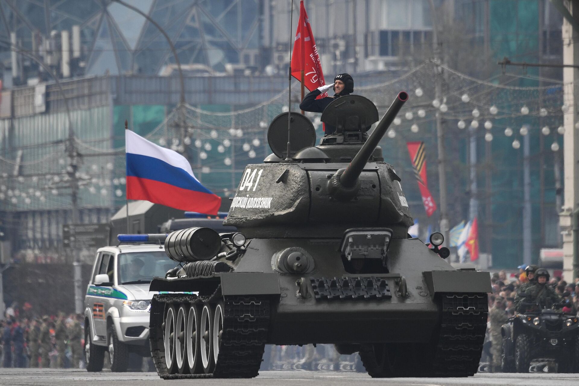 Um tanque T-34 da era soviética dirige durante um desfile militar do Dia da Vitória, que marca o 78º aniversário da vitória sobre a Alemanha nazista na Segunda Guerra Mundial, em Novosibirsk, Rússia - Sputnik Brasil, 1920, 09.05.2023