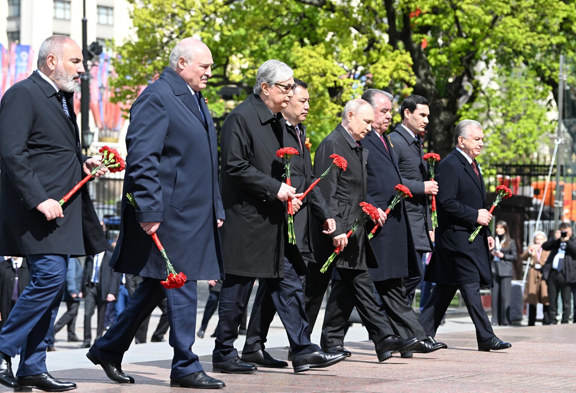 A partir da esquerda, o primiê armênio Nikol Pashinyan, o presidente belarussi Aleksandr Lukashenko, o presidente do Cazaquistão, Kassym-Jomart Tokayev, o presidente quirguiz Sadyr Japarov, o presidente russo Vladimir Putin, o presidente tadjique Emomali Rahmon, o presidente turcomano Serdar Berdimuhamedov e o presidente uzbeque Shavkat Mirziyoyev participam da colocação de flores no Dia da Vitória, que marca o 78º aniversário da vitória sobre a Alemanha nazista na Segunda Guerra Mundial, no Túmulo do Soldado Desconhecido junto ao muro do Kremlin, em Moscou, Rússia, 9 de maio de 2023 - Sputnik Brasil, 1920, 09.05.2023