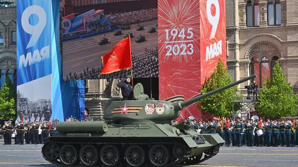 Um tanque T-34 da era soviética dirige durante uma parada militar do Dia da Vitória, que marca o 78º aniversário da vitória sobre a Alemanha nazista na Segunda Guerra Mundial, em Moscou. Rússia, 9 de maio de 2023 - Sputnik Brasil