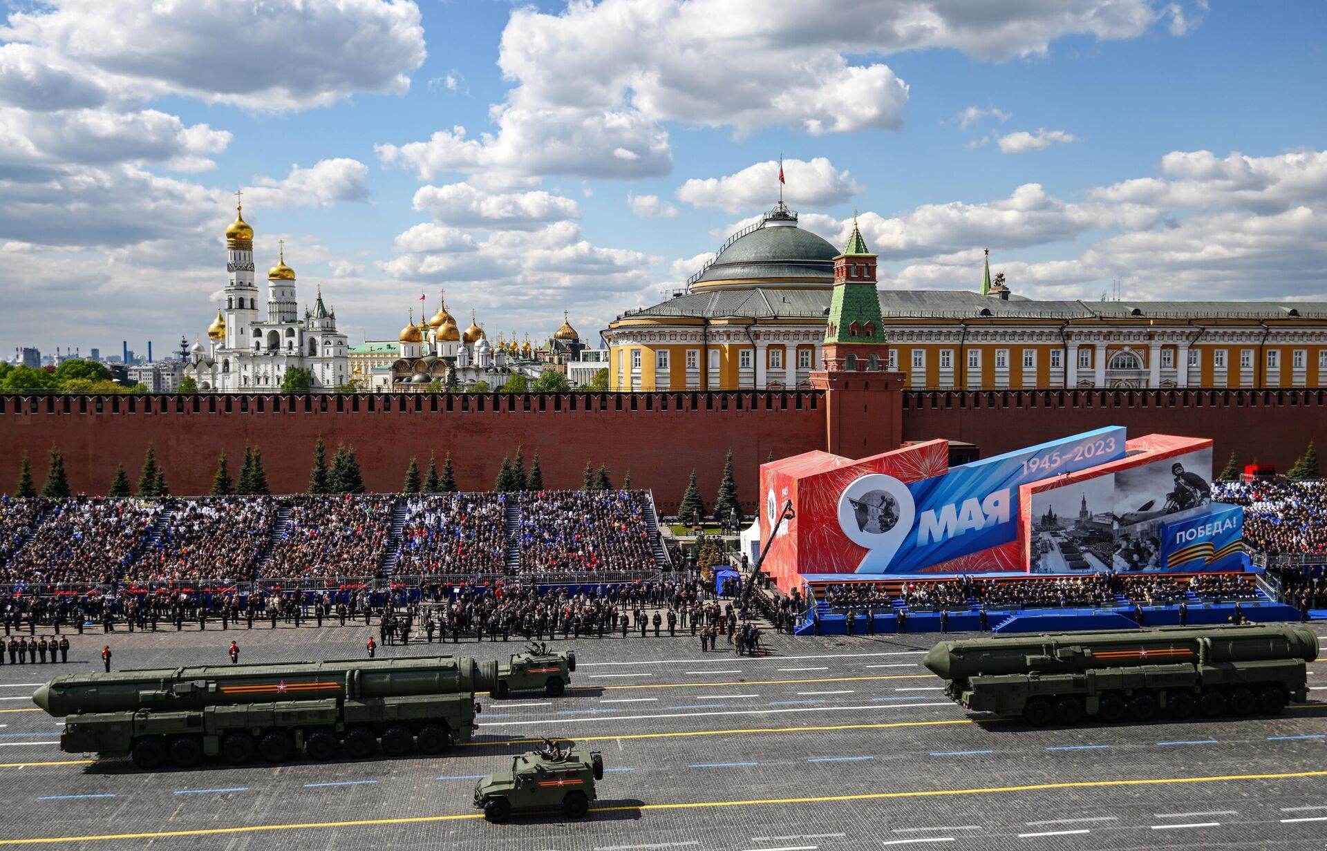 Os sistemas de mísseis balísticos intercontinentais russos Yars dirigem na Praça Vermelha durante uma parada militar do Dia da Vitória, que marca o 78º aniversário da vitória sobre a Alemanha nazista na Segunda Guerra Mundial, em Moscou, na Rússia - Sputnik Brasil, 1920, 09.05.2023