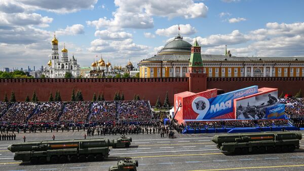 Os sistemas de mísseis balísticos intercontinentais russos Yars dirigem na Praça Vermelha durante uma parada militar do Dia da Vitória, que marca o 78º aniversário da vitória sobre a Alemanha nazista na Segunda Guerra Mundial, em Moscou, na Rússia - Sputnik Brasil