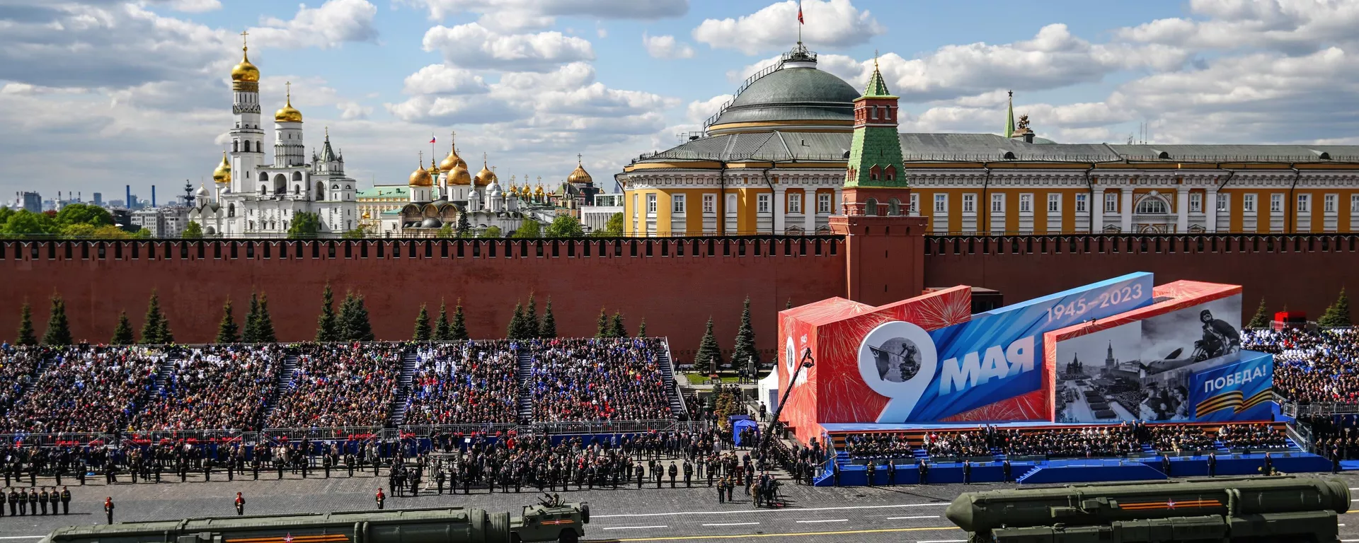 Os sistemas de mísseis balísticos intercontinentais russos Yars dirigem na Praça Vermelha durante uma parada militar do Dia da Vitória, que marca o 78º aniversário da vitória sobre a Alemanha nazista na Segunda Guerra Mundial, em Moscou, na Rússia - Sputnik Brasil, 1920, 22.04.2025