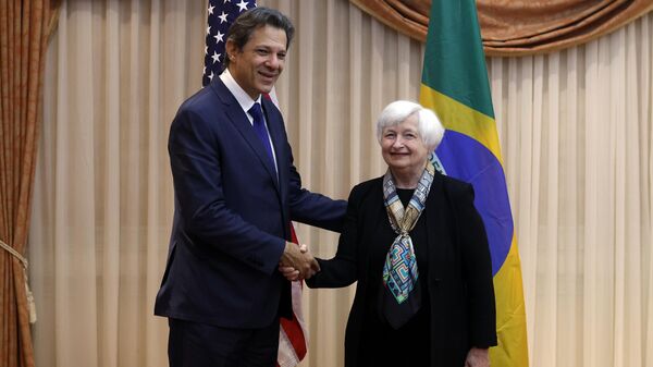 A secretária do Tesouro dos EUA, Janet Yellen, aperta a mão do ministro das Finanças do Brasil, Fernando Haddad, no início de suas conversas bilaterais à margem da reunião dos Ministros das Finanças e Governadores do Banco Central do G7, em Niigata, Japão, 11 de maio de 2023 - Sputnik Brasil