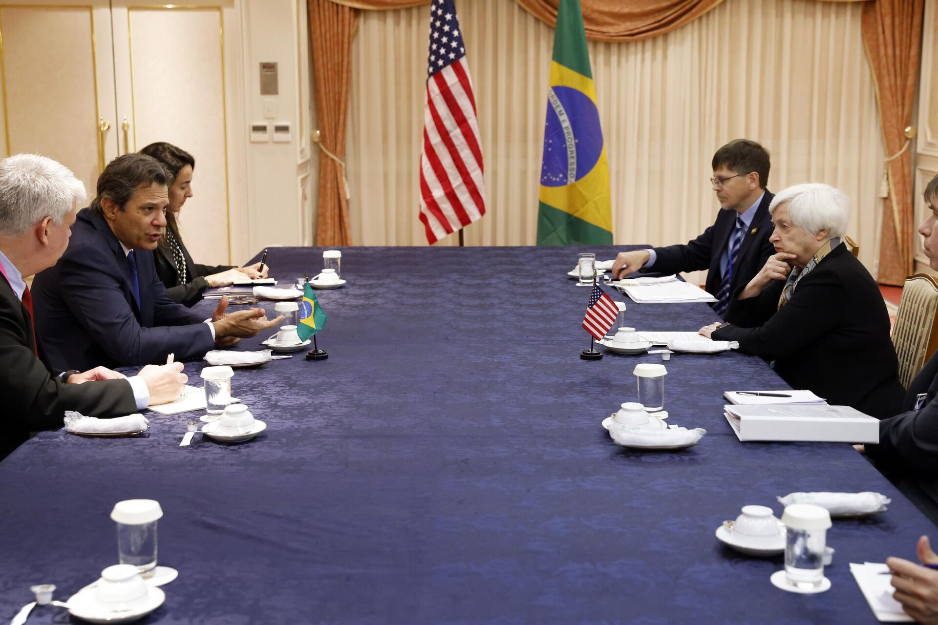A secretária do Tesouro dos EUA, Janet Yellen, à direita, conversa com o ministro das Finanças do Brasil, Fernando Haddad, segundo à esquerda, durante suas conversas bilaterais à margem da reunião dos Ministros das Finanças e Governadores do Banco Central do G7, em Niigata, Japão, 11 de maio de 2023 - Sputnik Brasil, 1920, 12.05.2023