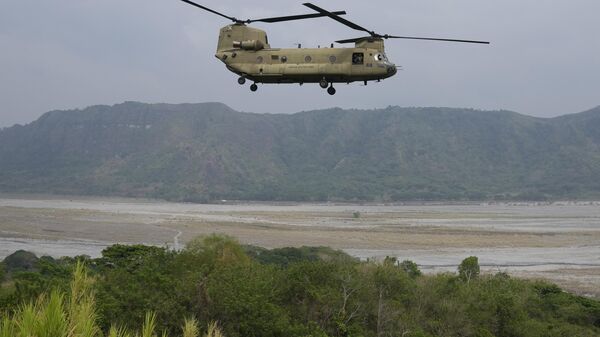 Helicóptero Chinook dos EUA durante exercício militar conjunto Balikatan, em Capas, província de Tarlac. Filipinas, 14 de abril de 2023 - Sputnik Brasil
