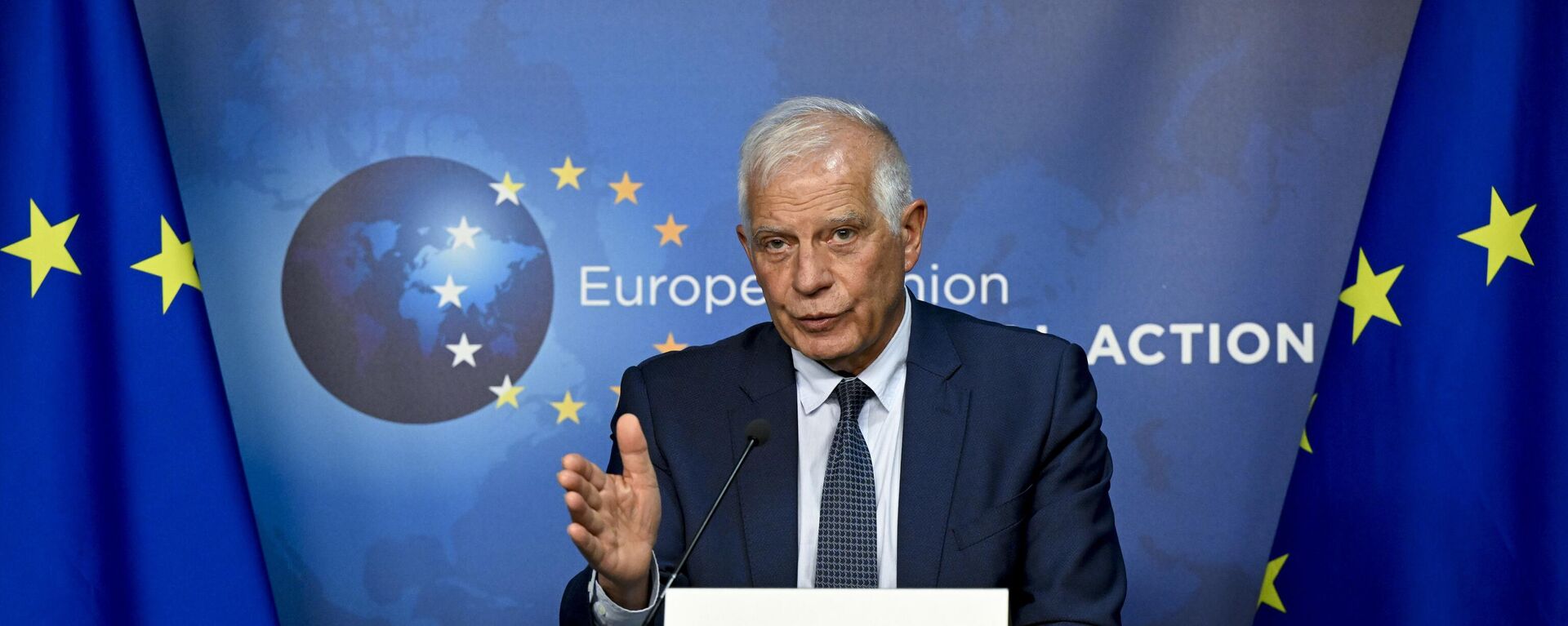O chefe de política externa da União Europeia, Josep Borrell, fala durante uma coletiva de imprensa após uma reunião de diálogo de alto nível Belgrado-Pristina no prédio da SEAE em Bruxelas, 2 de maio de 2023 - Sputnik Brasil, 1920, 13.05.2023