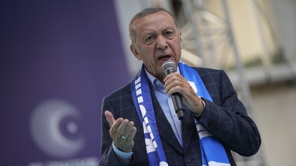 O presidente turco e candidato presidencial da Aliança do Povo, Recep Tayyip Erdogan, gesticula enquanto faz um discurso durante um comício de campanha eleitoral em Istambul, Turquia, 13 de maio de 2023 - Sputnik Brasil