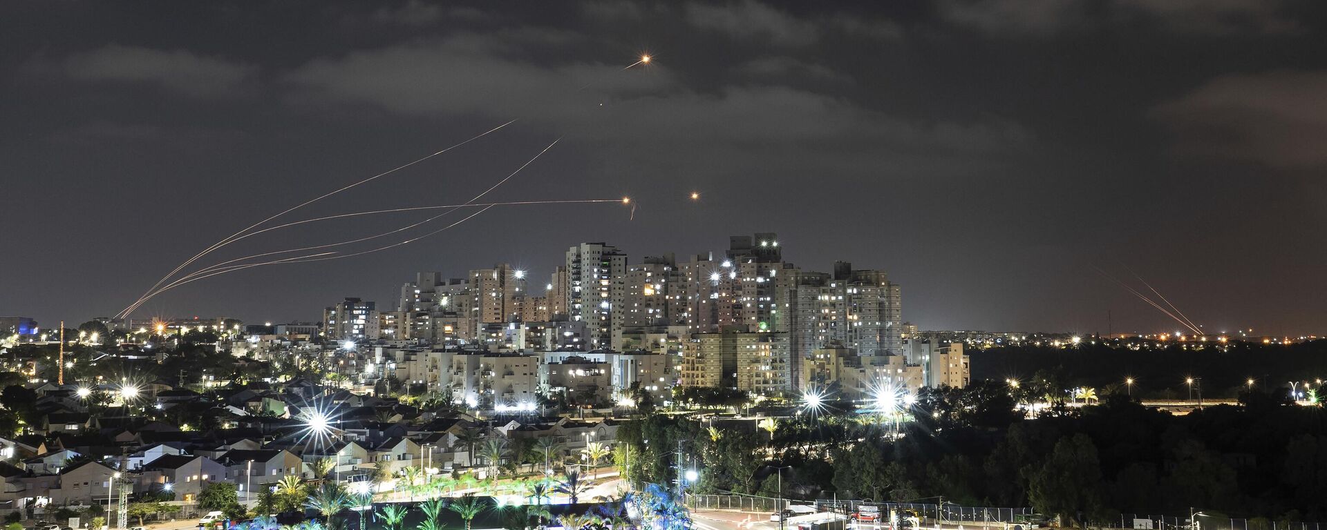 O sistema de defesa antimísseis Iron Dome de Israel dispara interceptadores contra foguetes lançados da Faixa de Gaza, em Ashkelon, sul de Israel, 13 de maio de 2023 - Sputnik Brasil, 1920, 20.07.2024