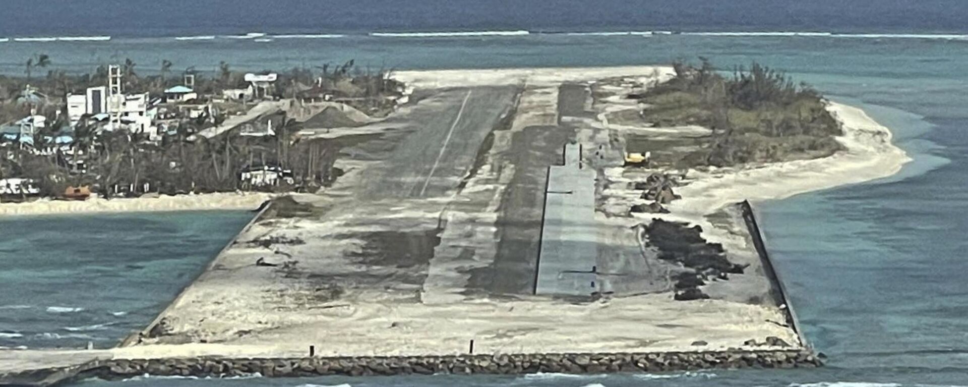 Estruturas danificadas ao redor de aeroporto devido ao tufão Rai na ilha Pag-asa, ilhas Spratly, mar do Sul da China, 21 de dezembro de 2021 - Sputnik Brasil, 1920, 14.05.2023