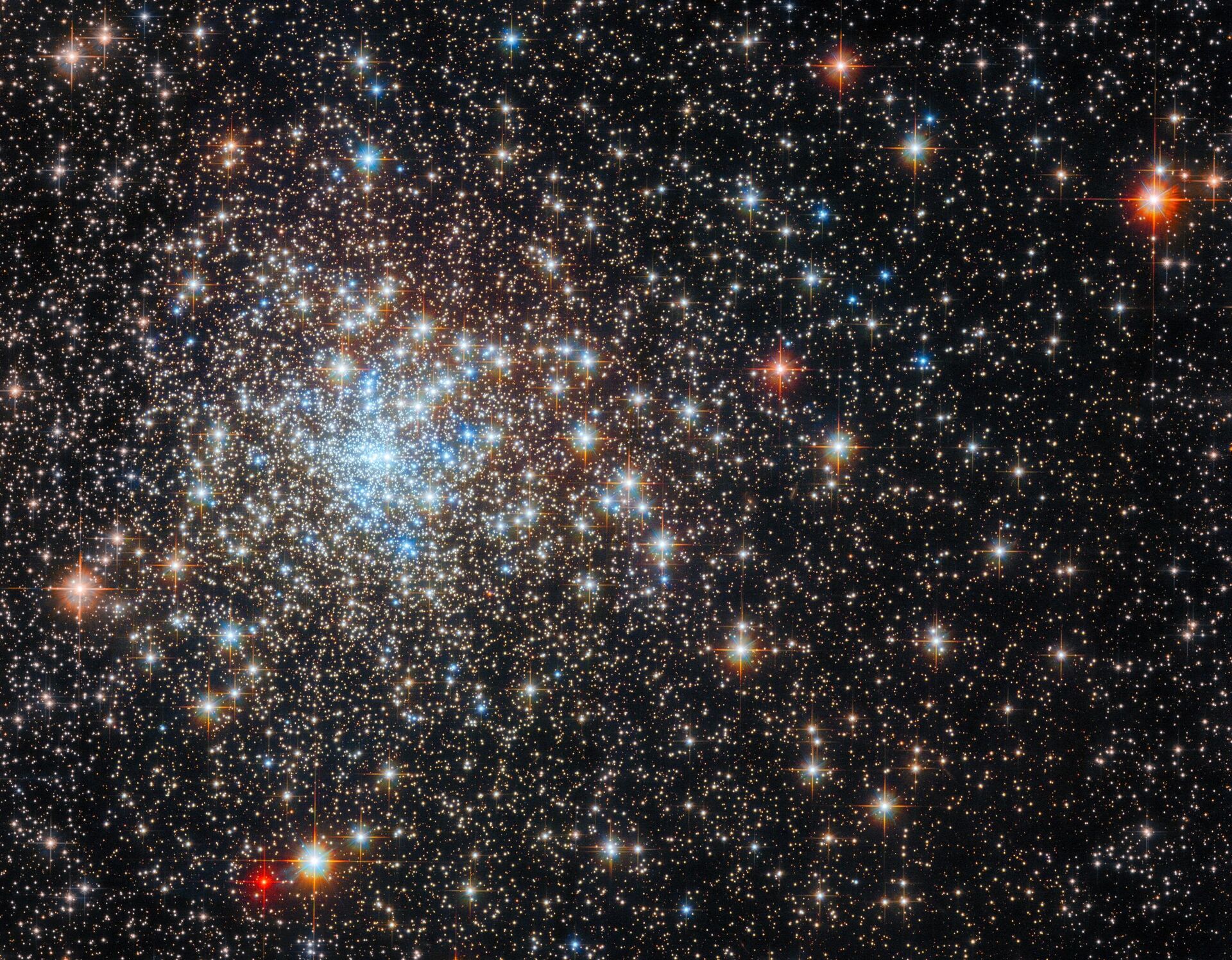 O Telescópio Espacial Hubble, da agência espacial norte-americana NASA, registrou uma imagem do aglomerado globular NGC 6325, localizado a 26 mil anos-luz da Terra, na constelação Serpentário - Sputnik Brasil, 1920, 15.05.2023