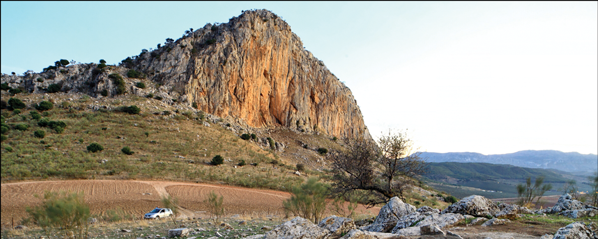 Uma equipe de arqueólogos descobriu uma tumba de pedra de 5.400 anos próximo de uma montanha no sul da Espanha, indicando que a área foi um enfoque local para as pessoas pré-históricas da região - Sputnik Brasil, 1920, 29.11.2025