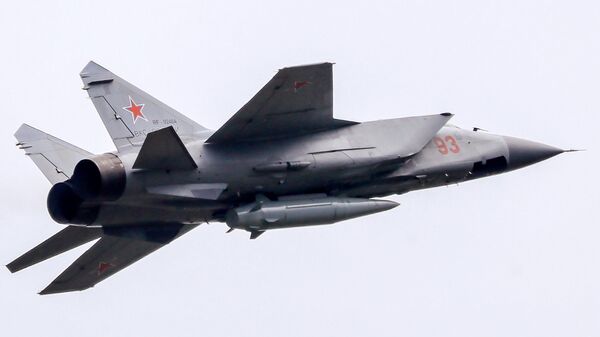 Caça-interceptador MiG-31K com um míssil hipersônico Kinzhal voa do distrito de Istra para Moscou para participar da Parada da Vitória, em 9 de maio, na Rússia - Sputnik Brasil