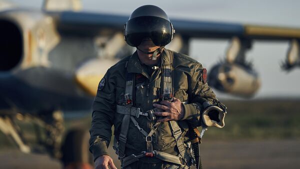 Piloto da Força Aérea ucraniana se aproxima de seu jato de ataque Su-35 em base no leste da Ucrânia, 4 de maio de 2023 - Sputnik Brasil